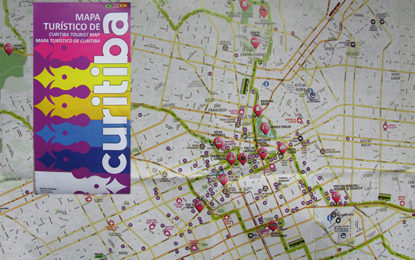 Mapa turístico orienta visitante em Curitiba